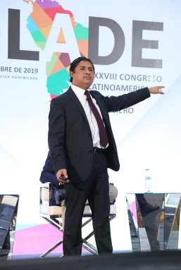 FelabanOnline's tweet photo. Gran conferencia en el #Colade2019 del expositor Marco Rodríguez @coyotesco "Cómo Afrontará el Derecho Bancario el Auge de la Economía Digital y Colaborativa" https://t.co/2fKA0eQ1Xy