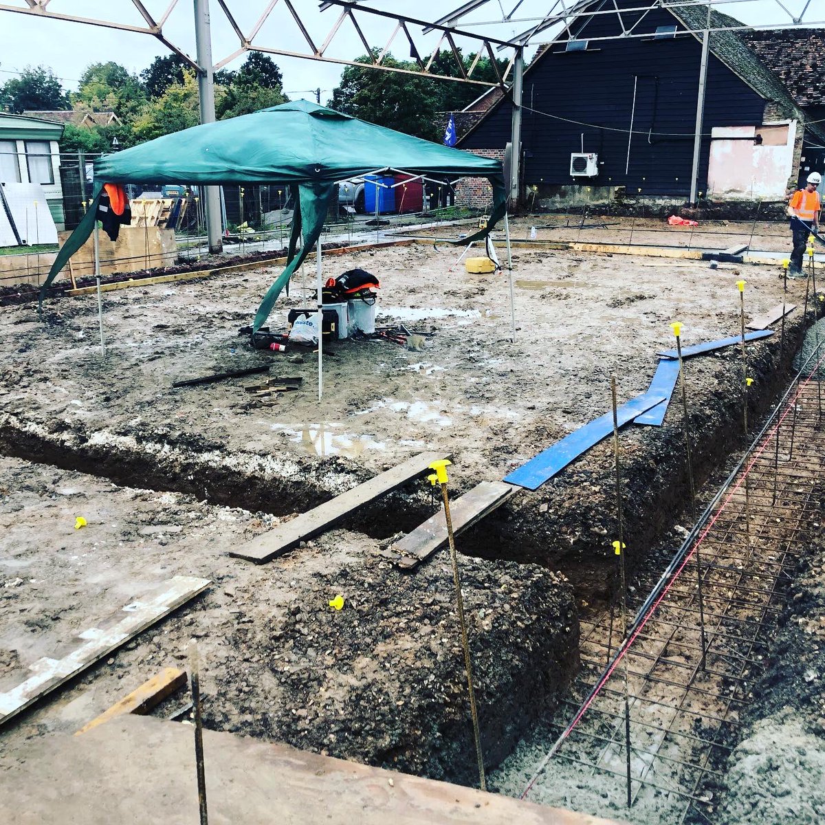 ManorMixUK's tweet photo. 70m3 concrete pour in Marlow! 👍💪 #concrete #mixonsite #volumetric #boompump #cobra #C40 #cubetesting #mixedintherightmanor https://t.co/Jmum5w17LP