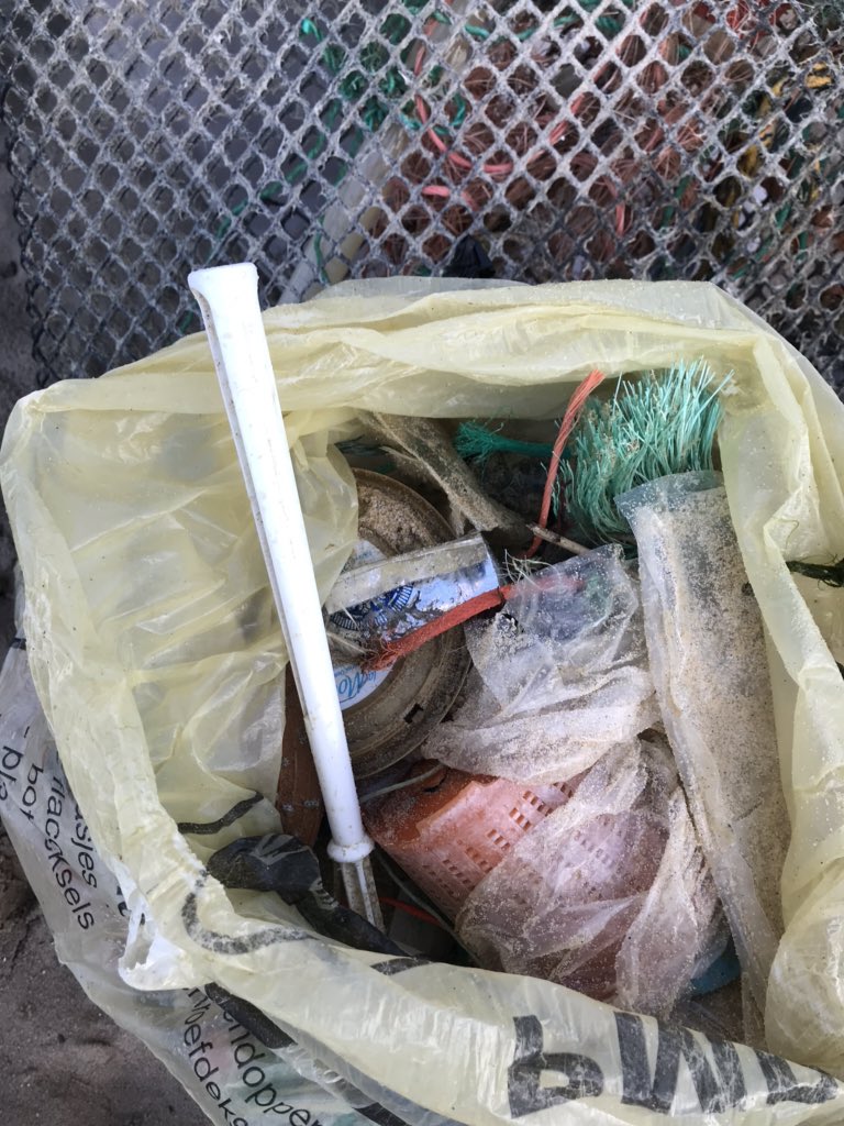 In Frankrijk bezig met #CleanUp. Komt man naar me toe: may I join you? Natuurlijk. Sluiten zich nog 3 mensen aan. "Great job you're doing. Thanks for that. We can't wait for politicians." Zo waar. Gewoon doen dus, dat bukken voor #zwerfafval <a href="/zwerfinator/">Zwerfinator</a>: dank voor de inspiratie!