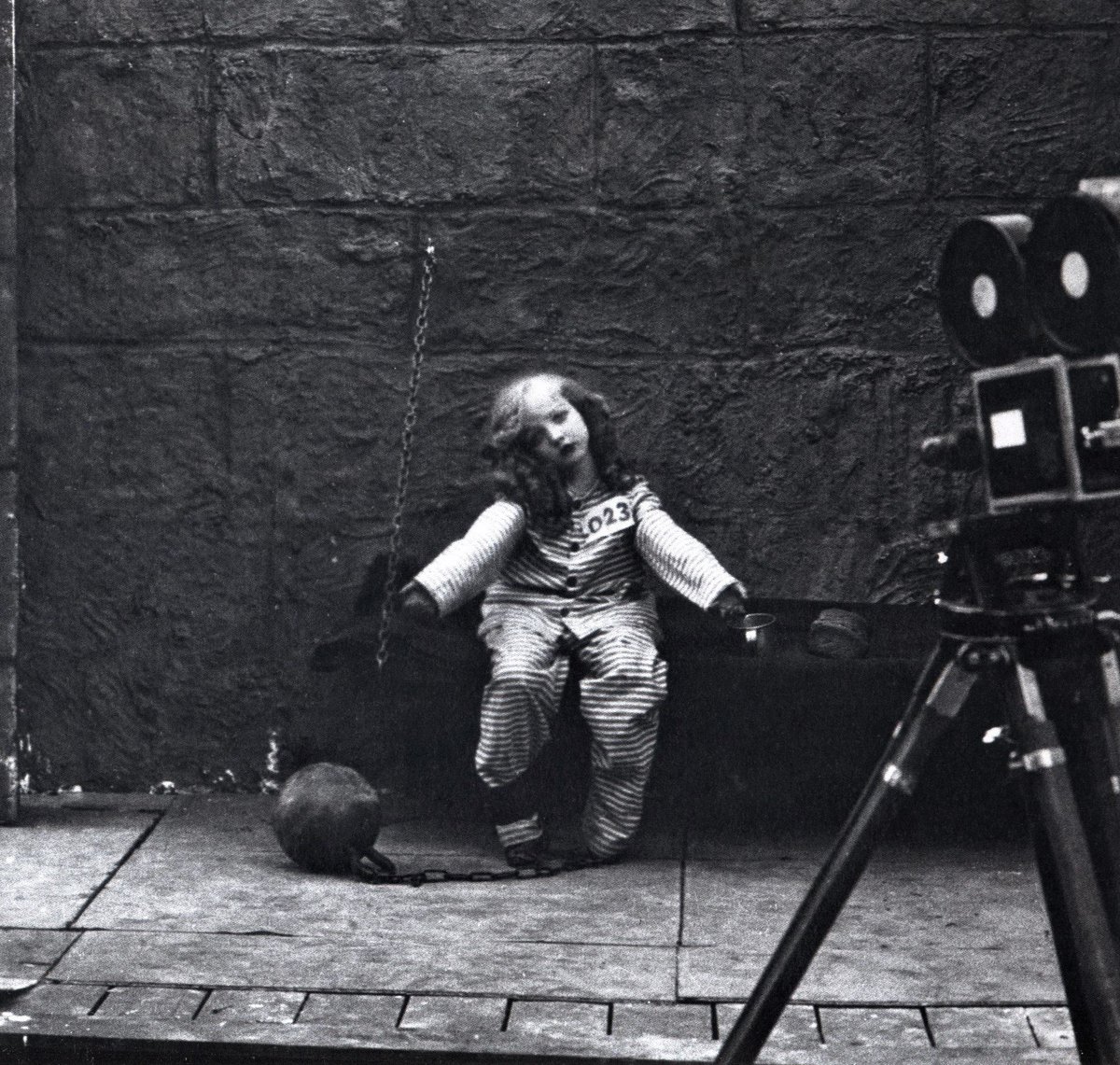 わとそん ロリの日 ディズニー映画の最初の人気ヒロイン Virginia Davis 5歳 Alice S Spooky Adventure 1924年 撮影風景より