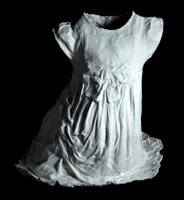Syvia Tarvet's porcelain dresses are part of her ‘Dance’ series - an exploration of the notion of ‘absence’. Each piece finds its own particular character as it moves in unique ways during the firing process.
urbaneart.co.uk/sylvia-tarvet

#clay #scottishsculpture