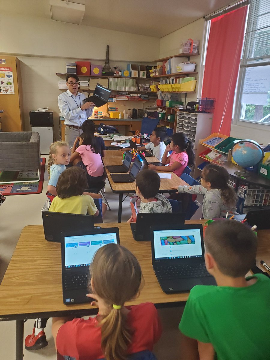 Mr. Mendez of <a href="/APS_SarahSmith/">SarahSmithElementary</a> was #caughtbeingtechy using <a href="/Google/">Google</a> Classroom and <a href="/DiscoveryEd/">Discovery Education</a> in Español! <a href="/APSInstructTech/">APS IT Department</a> #edtech #gafe #digitalliteracy #GoogleClassroom