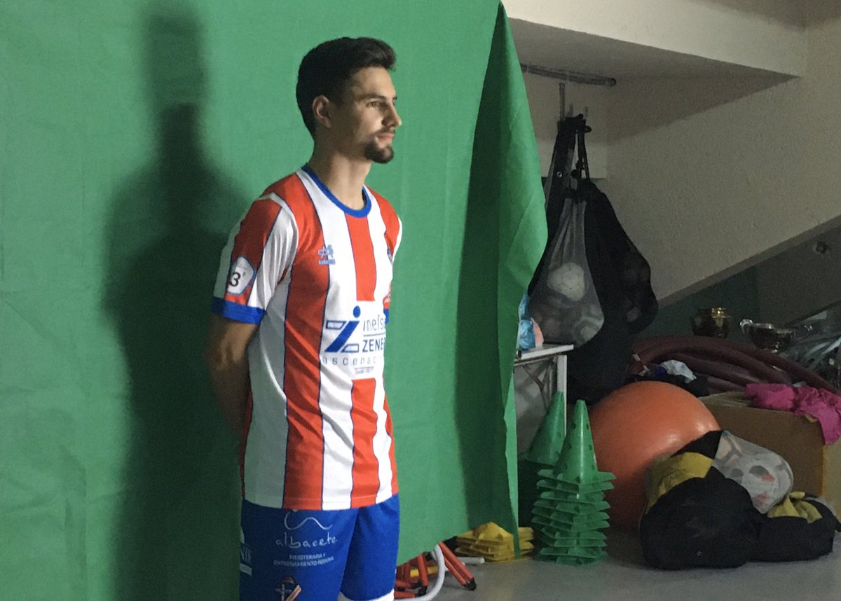PoliAlmeria's tweet photo. 📷 Hoy hemos tenido la primera parte de nuestro particular “Media Month” 🤪
¡Muchas risas!
#MushoPoli #MediaMonth #Risas #Futbol #Almeria https://t.co/f3veJmYECj