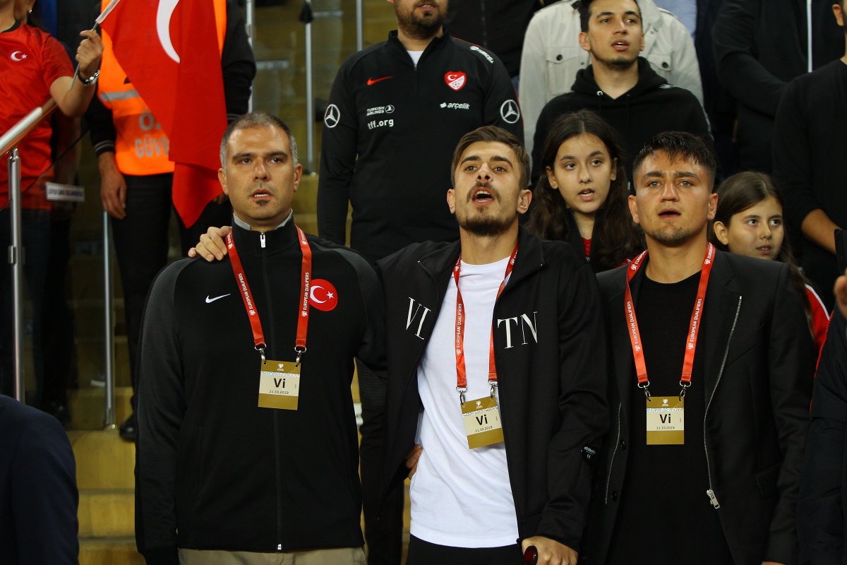 fanatikcomtr's tweet photo. Sakatlığı nedeniyle Türkiye-Arnavutluk karşılaşmasını tribünde koltuk değneğiyle takip eden Dorukhan Toköz, Cengiz Ünder'le beraber İstiklal Marşı'na böyle eşlik etti #DorukhanToköz #CengizÜnder #MilliTakım https://t.co/2L3noF4B5m