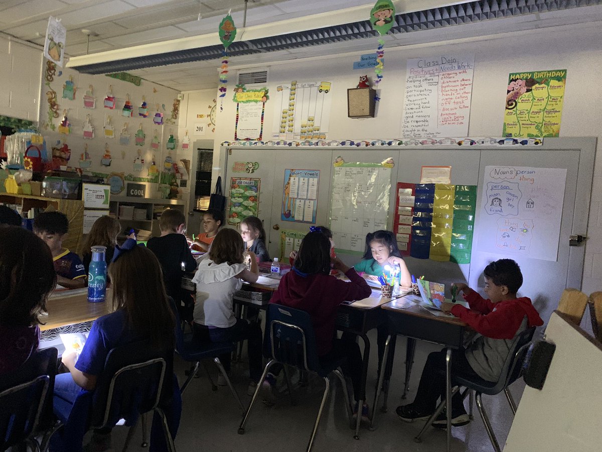 BrookeBultman's tweet photo. Flashlight Friday was a huge success! Students continue to build reading stamina while reading to self. @KingofReading31 @shutton22 @DareDolphins #desengaged https://t.co/IQg3LZQOU9