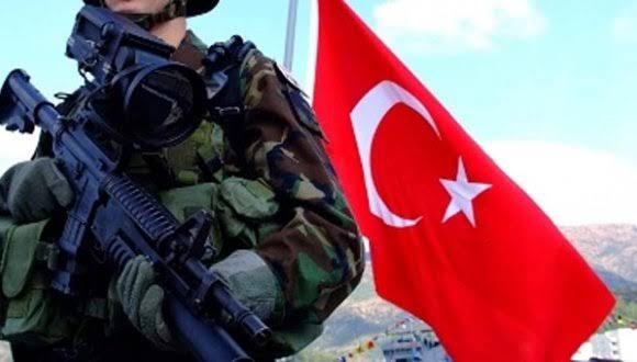 ilterfadik's tweet photo. Bastığın yerleri «toprak! » diyerek geçme, tanı!
Düşün altındaki binlerce kefensiz yatanı.
Sen şehîd oğlusun, incitme, yazıktır, atanı:
Verme, dünyâları alsan da, bu cennet vatanı.

#ÖğretmenlerMehmetçiğinYanında https://t.co/pReDbNn31q