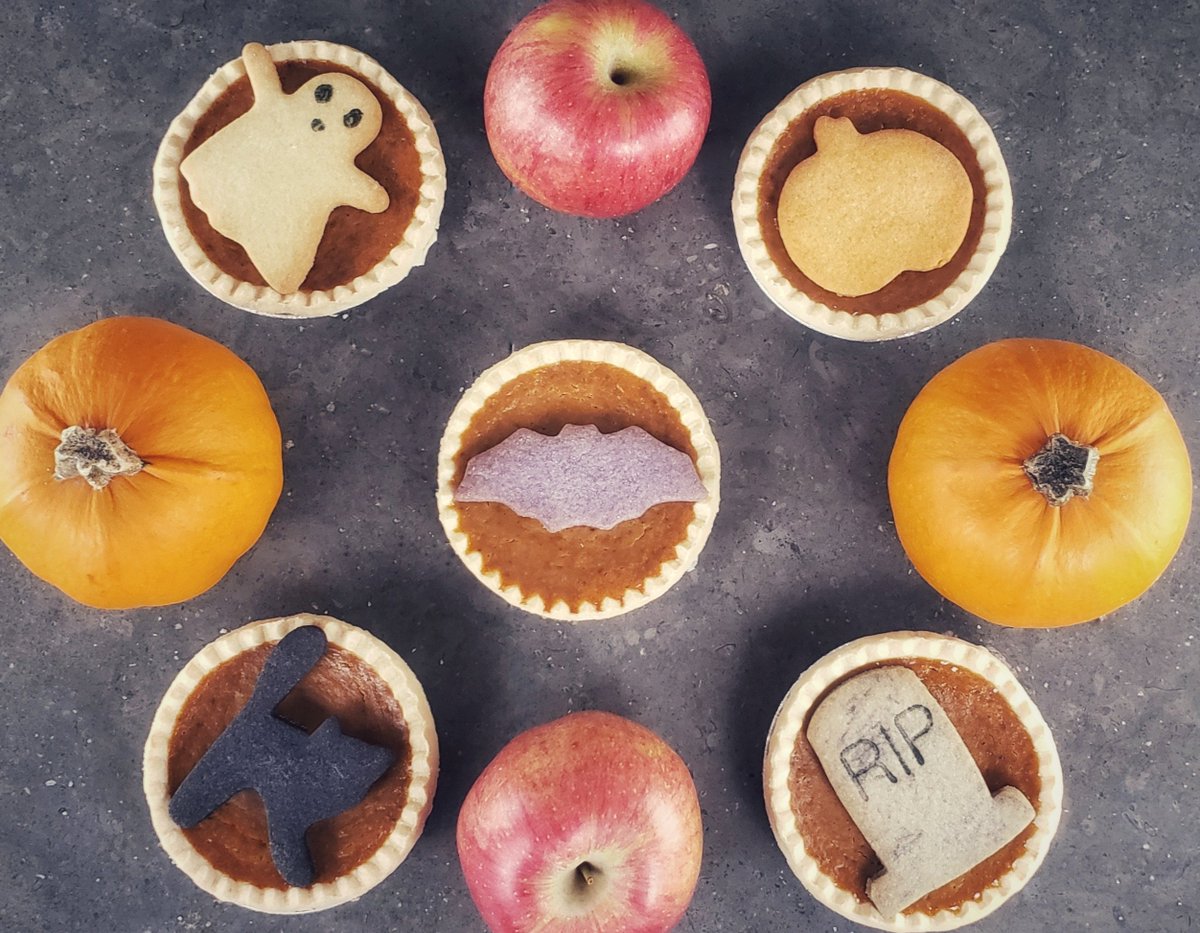 It's not a trick, treat yourself! You'll go batty for our Creepy Pie Collections. Available in either creamy Pumpkin or cinnamony Apple, and decorated with pumpkins, bats, ghosts and more, they're sure to make all your boos happy. Order fast before they creep away!