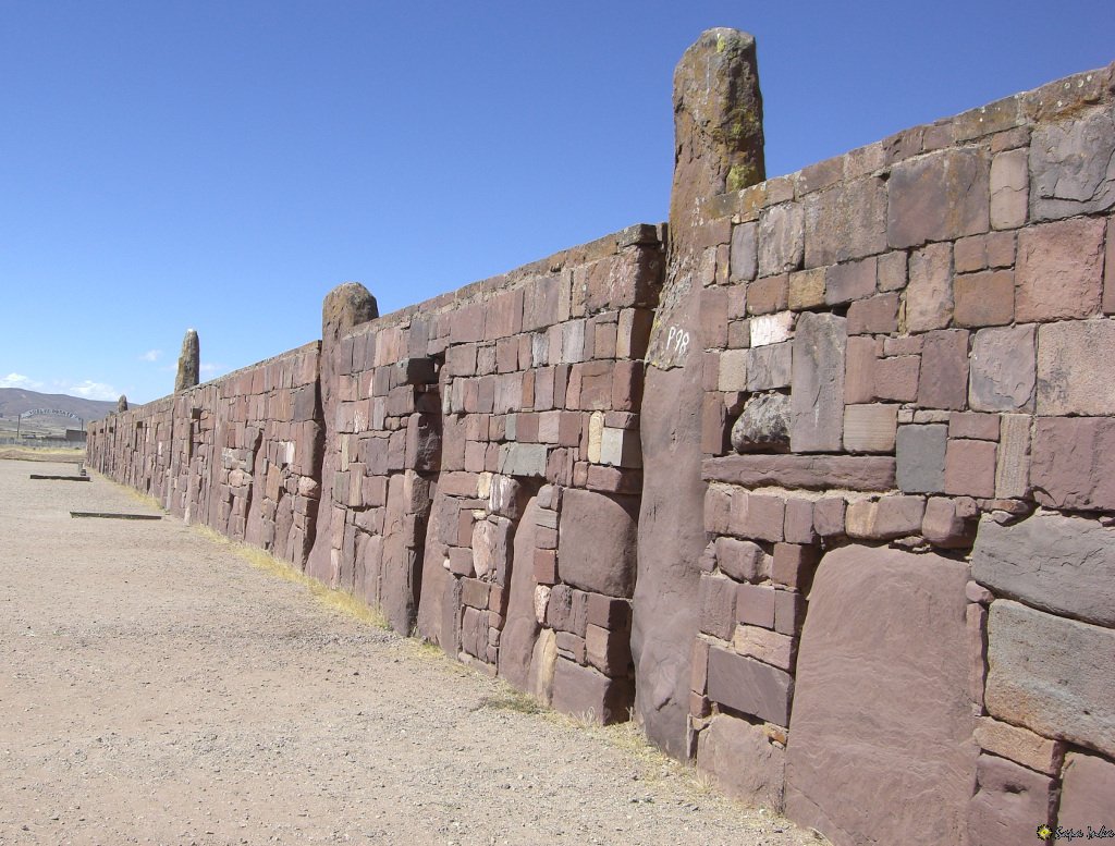 Info_SapaInka's tweet photo. Sicht entlang der Wand des "versunkenen Hofes" in #Tiahuanaco in #Bolivien 

https://t.co/rJXLVw307Z https://t.co/ss20L7lsGy