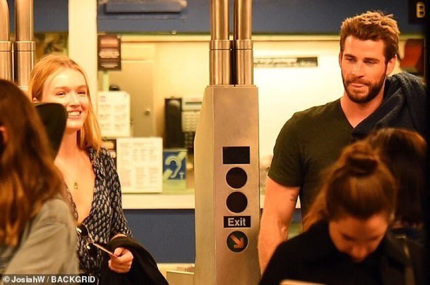HOT COUPLE ALERT! 
Liam Hemsworth y Maddison Brown (Kirby en Dynasty) bastante risueños en el metro de NYC. Vaya, ¿con él quién necesita el VIP treatment? Adiós, Miley, hola, Maddie. 
XOXO, Gossip Girl. Ah, no. 😝
Foto: JoshiaW/BACKGRID