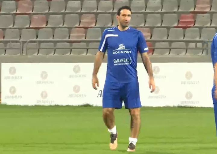 جماهير الأردن الآن تهز الملعب بالهتاف: 
بنحبك يا تريكة .. على راسنا يا تريكة ❤️❤️