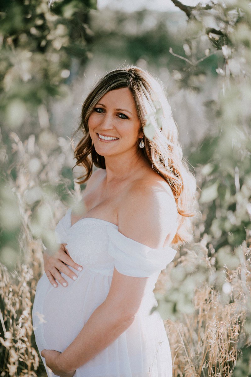 My mom is on her 5th kid and she still looks this AMAZING😍                            (the clover took these pictures and I highly recommended them)