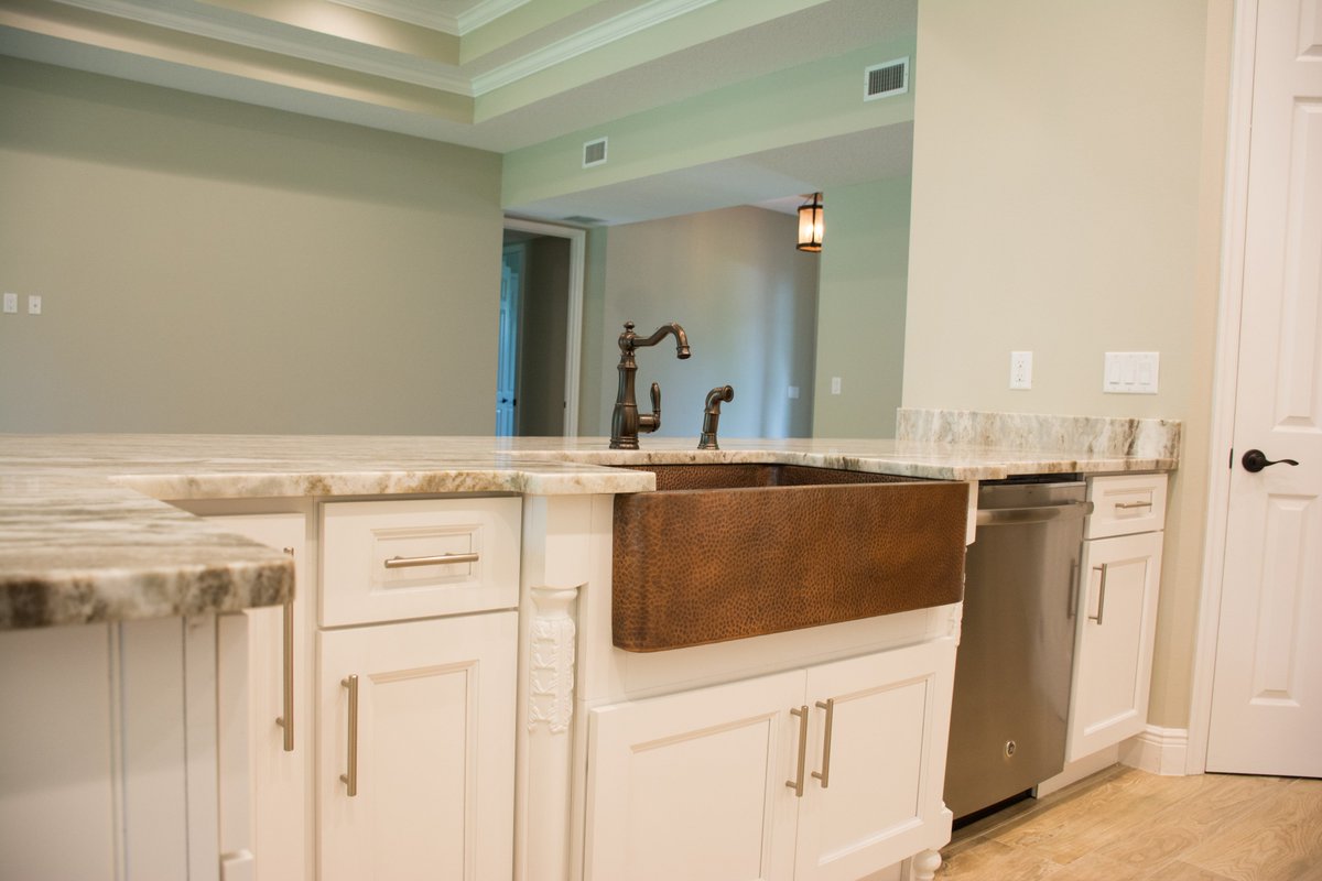 SynergyHomesFL's tweet photo. Take a look at the copper #farmsink we installed for our clients in their custom Bellaire home!    
#CustomHomes #KitchenGoals https://t.co/aqWqDLptox