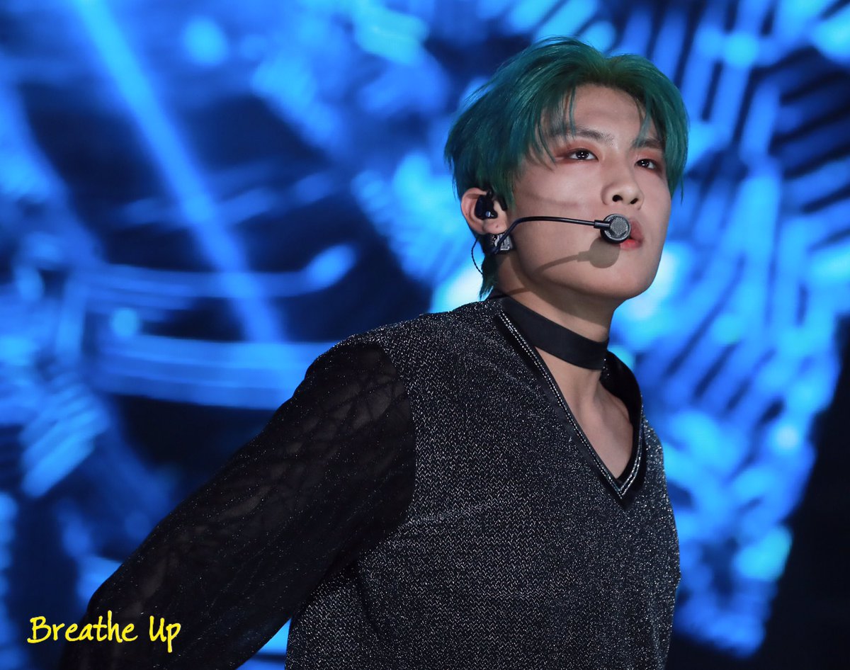 UpBreathe's tweet photo. 191006 SBS Super Concert 

#에이비식스 #AB6IX #박우진 #PARKWOOJIN https://t.co/hDdukLyRCw