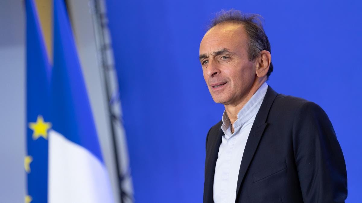 GilbertCollard's tweet photo. Comme Zorro Zemmour arrive sur CNEWS... À chacun de se faire son opinion, et vive la liberté d'expression ! https://t.co/puArUZ3xXx