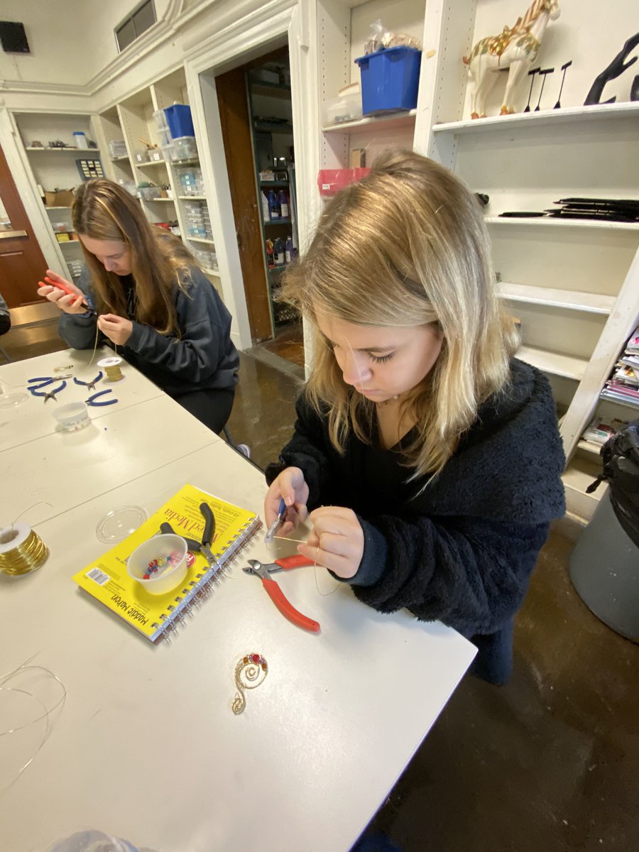 ramseyhsart's tweet photo. Jewelry students create pieces inspired by various jewelry design styles through history #wireworking #beading #jewelry #artdeco #artnouveau #ancientegyptian #victorian #nativeamerican https://t.co/PAlAyXnG1B