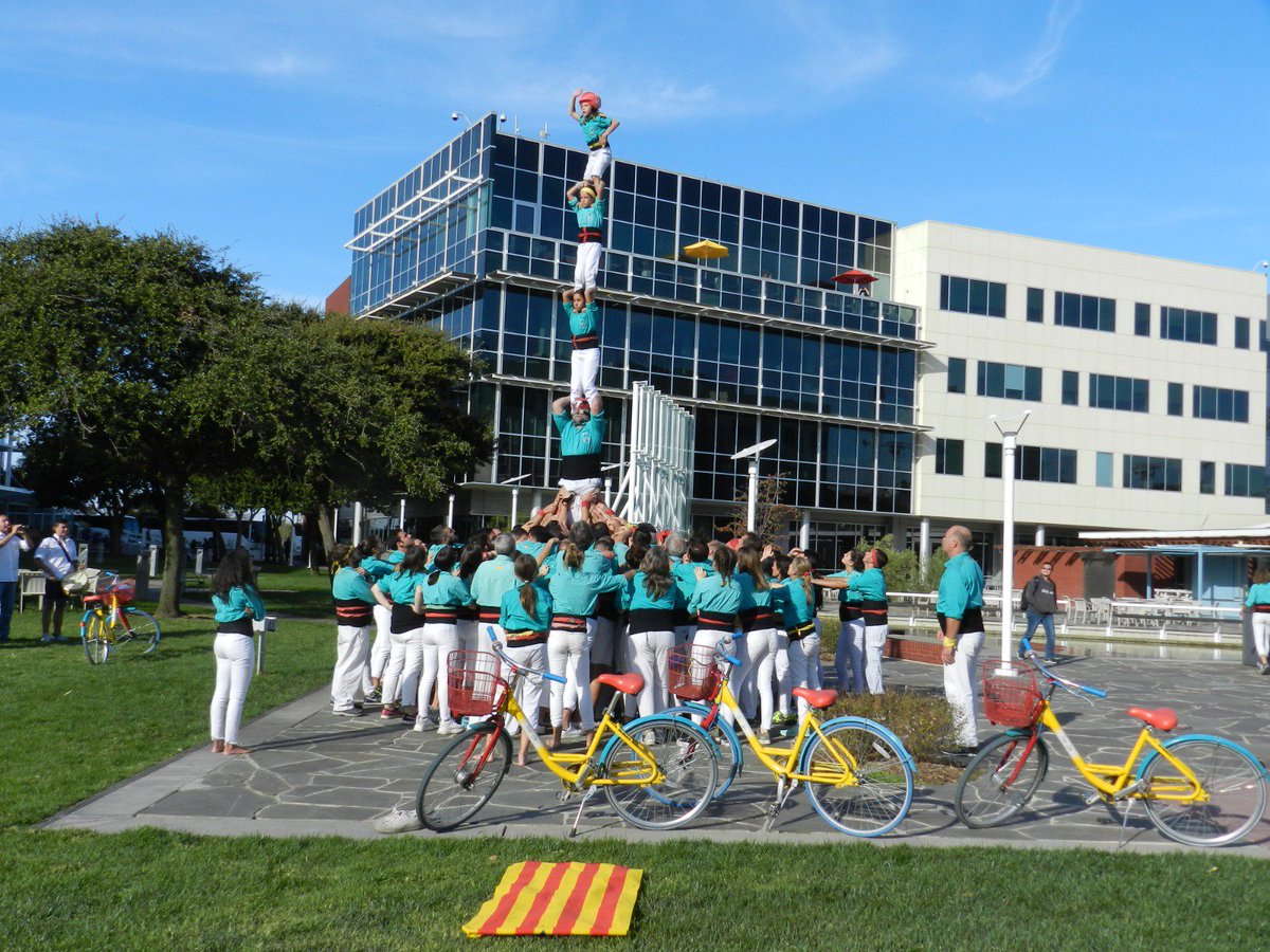 Verds's tweet photo. Les oficines centrals de @Google a Silicon Valley van ser l'escenari dels nostres castells ahir a la tarda!
______
➡️ GOOGLEPLEX: 3d7, td6, 4d7, pd5, 2 pd4.
#SFCatalanWeek
#castellers #somelpeu https://t.co/U6yj72x9ub