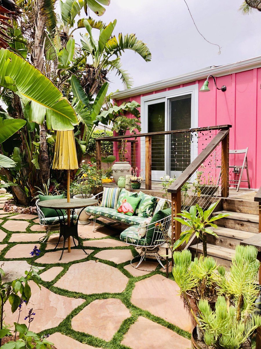 jenvickers's tweet image. How cute is Betsy Johnson's bohemian little house? But could you live with THAT MUCH COLOR?!? buff.ly/30UBqUB