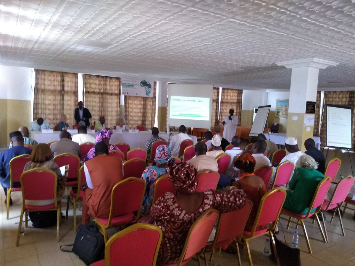 Honorable_Nath's tweet photo. @AbSemde, Coordinateur #Akvo #Mali présentant le Contexte, Objectifs, Résultats Attendus et Perspectives du Projet  #MaliDataInitiative #IDM ce matin à l'hôtel Mande de #Bamako 
#OpenData #Data4Dev 
@AkvoWestAfrica @bisangare05 https://t.co/f8w7w532tQ