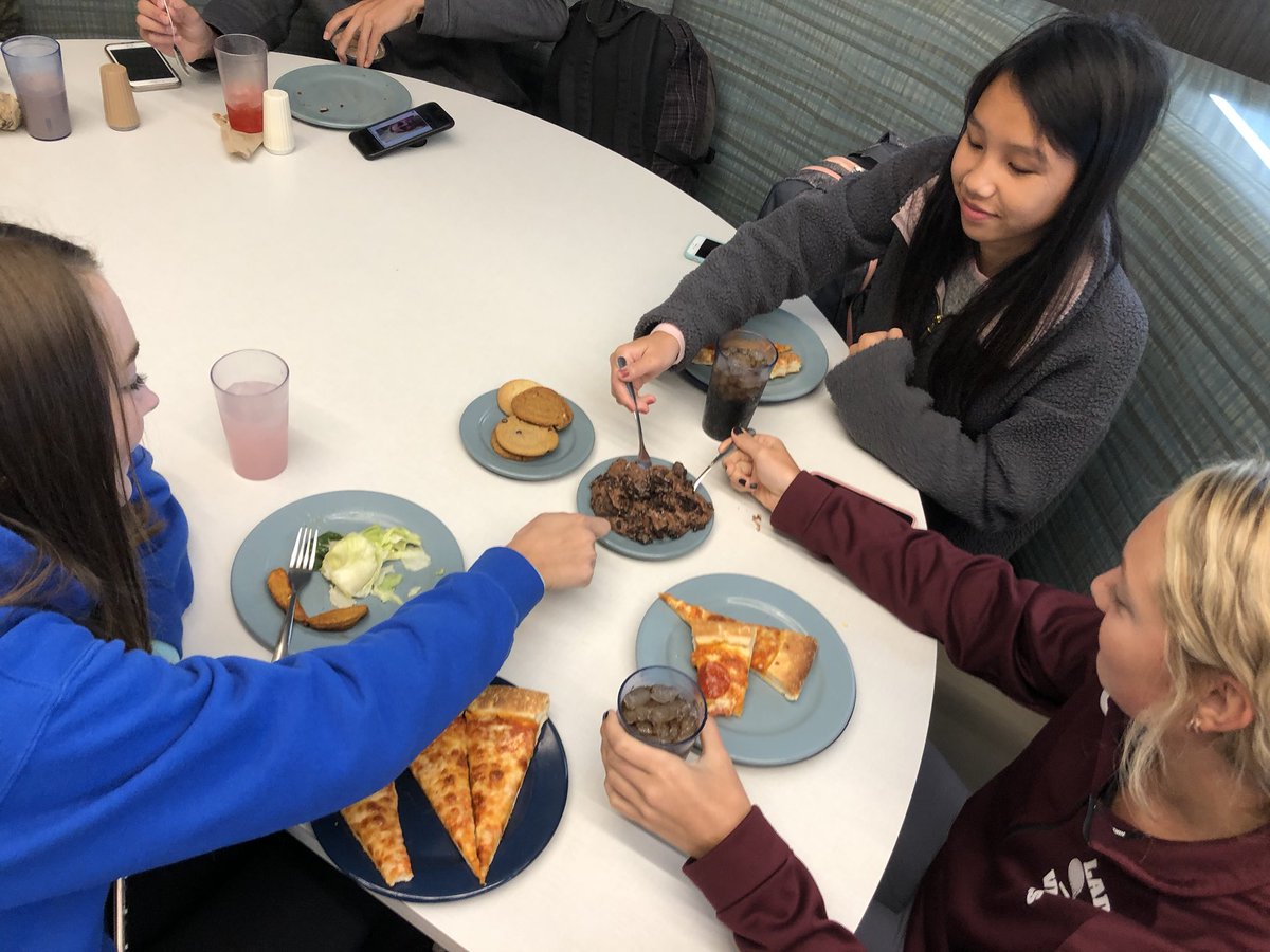 NHTOYMc's tweet image. Best part of the day, for students, lunch. College life. #eatingwithoutlimits #buffetstyle @SeamanSchools
