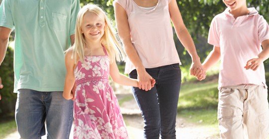 Get the whole family in on the fitness fun with these 10 tips. bit.ly/2DmMZcj #familyfitness #getoutside #familyfun