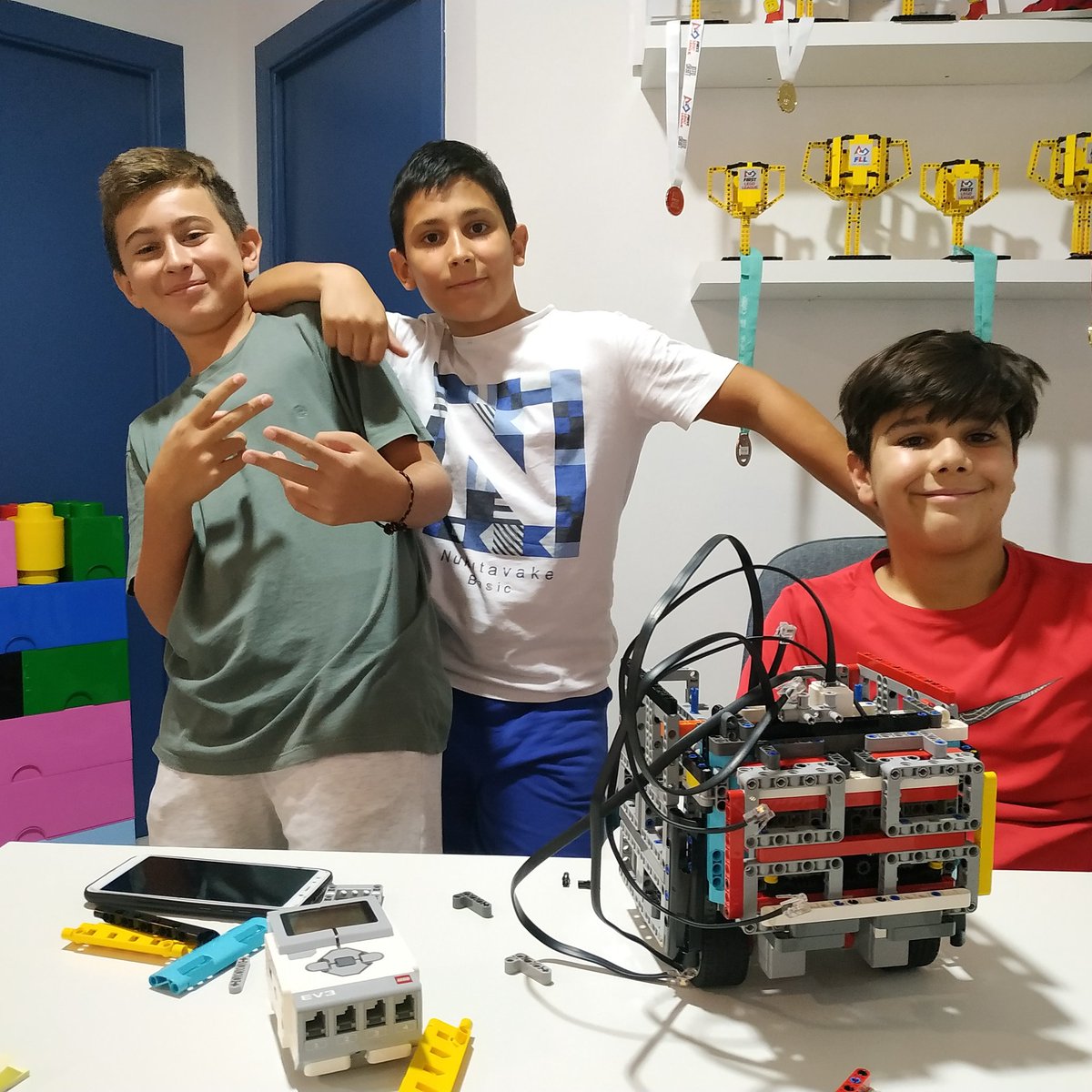 b_wit_'s tweet photo. Parte del equipo de B-LYNX terminando el robot. Nuevo modelo y más 6 horas de construcción intensiva, solo para la base.
La determinación, la constancia y la alegría son algunos de los valores que identifican a este equipo. ¡A seguir!
#fll #roboticaeducativa #ilusionporapender https://t.co/G4nVamX4p0