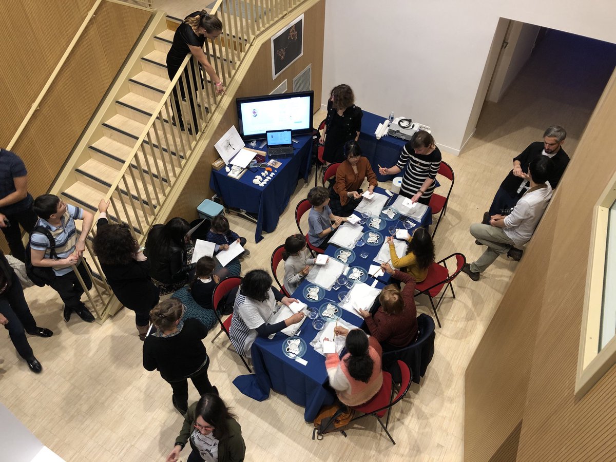 ISCPIF's tweet photo. L’atelier Network Art se met en route avec le premier groupe d’apprentis experts en science des réseaux et en aquarelle japonaise! #networkscience #Artex19 #Fds2019 #80ansCNRS https://t.co/flTEiQE1Ft