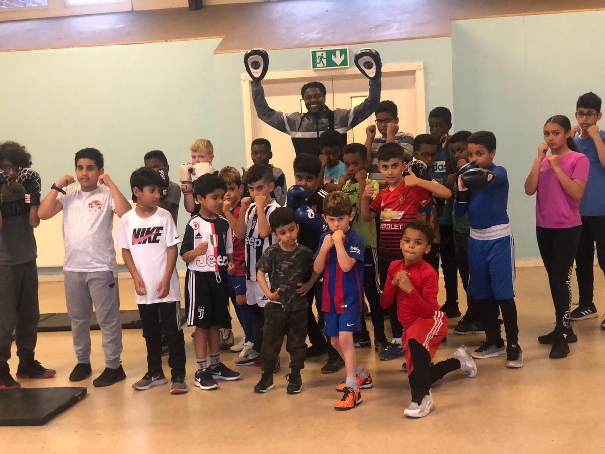 Oblongleeds's tweet photo. Wowza look at this ace class! Future boxers of Leeds. 

Kids - Mondays 5-6pm
Adults - Wed, Thurs, Fri 6-7pm

First class always free, £3.50 after

#boxersofleeds #leedsboxing #getfitleeds #woodhouseleeds #leedsboxingpromo
@woodhouseCC https://t.co/X2zG5Ithis