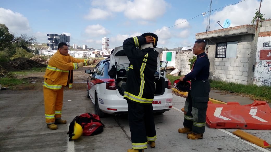 MPDENUNCIA's tweet photo. Tras el avistamiento de un cuerpo humano flotando en aguas del Río Atoyac, elementos de Bomberos del Estado realizaron recorrido y localizaron el cadáver a la altura de la represa Las Carmelitas, en la unidad habitacional del mismo nombre, esta mañana. https://t.co/9r18X6izhu