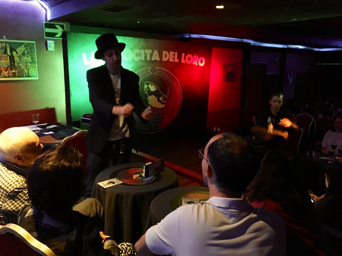EscuelaAnaT's tweet photo. En la @chocitadelloro de #Madrid también Magia de cerca!! #losmagosdelachistera momentos antes del espectáculo #MagiaEnDirecto del mago #ManuVera @PrestigioManuV 

Muchas gracias  @ame_molin por tu mágica participación 👍🏻🎩 https://t.co/HIcKaDdD58