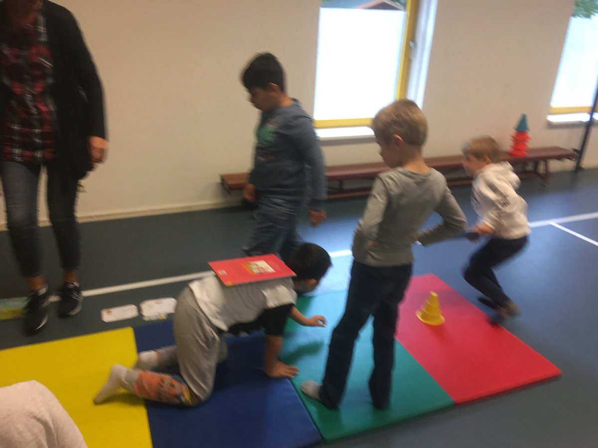 SBODeBurcht's tweet photo. Vandaag hebben we de #Kinderboekenweek afgesloten met verschillende activiteiten in het teken van boeken. Ook is de gouden penseel en griffel uitgereikt voor de mooiste tekening en het leukste verhaal! https://t.co/r82vwUMens