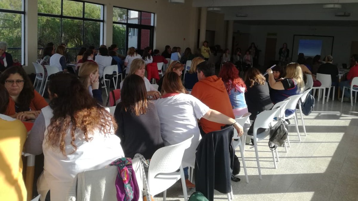 BAeducacion's tweet photo. En #Chascomús se realizó un nuevo #abcMaestros. Directivos de todos los niveles y modalidades se reunieron para intercambiar experiencias y ampliar la mirada acerca de los desafíos de cada institución 👉 https://t.co/7Ww12WnLr2 https://t.co/9OsLDrBXTu