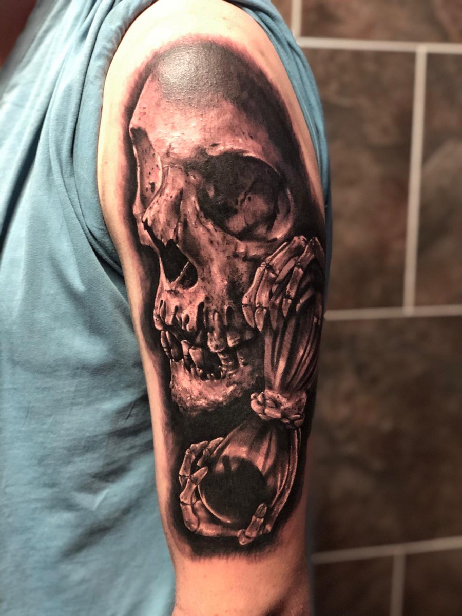 EeveeBigM's tweet photo. Thank you so much @EeveeKorni
You're not only a great Pokemon Trainer, you're also a awsome Tattoo Artist🤩
#tattoo #skull #hourglas #tattoos #tattooideas https://t.co/muJelkfPCj