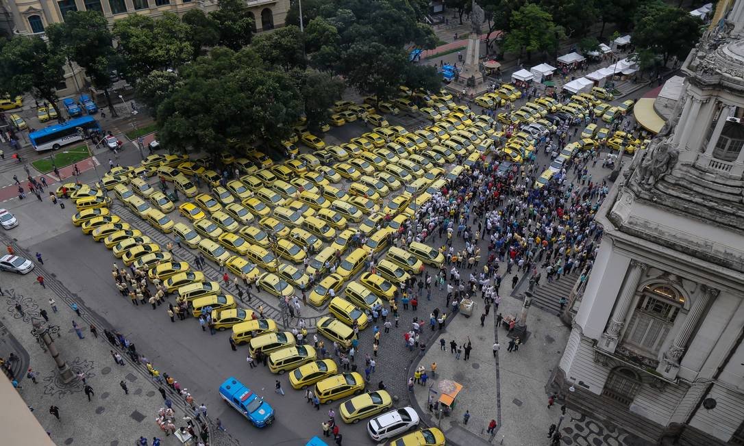 JornalOGlobo's tweet photo. Crivella aumenta de quatro para seis anos o tempo de fabricação para táxis ingressar no sistema https://t.co/nqR8VDpY6w https://t.co/56AXxKXBMN
