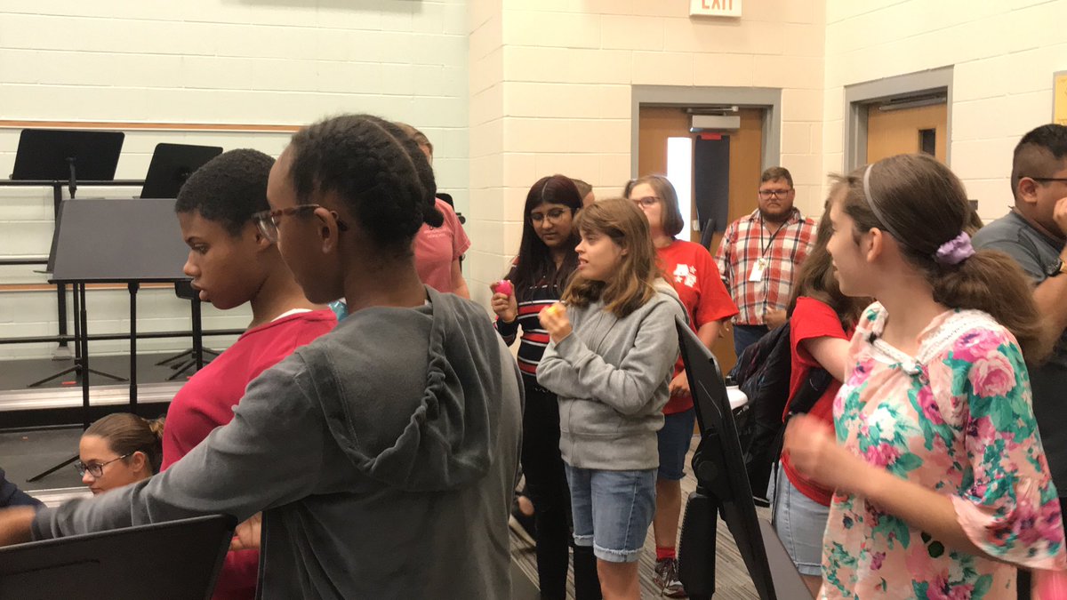 AFHS_unify's tweet image. We had fun today at our first ever music pals lunch! We learned about rhythms by using egg shakers.🎶 🎵