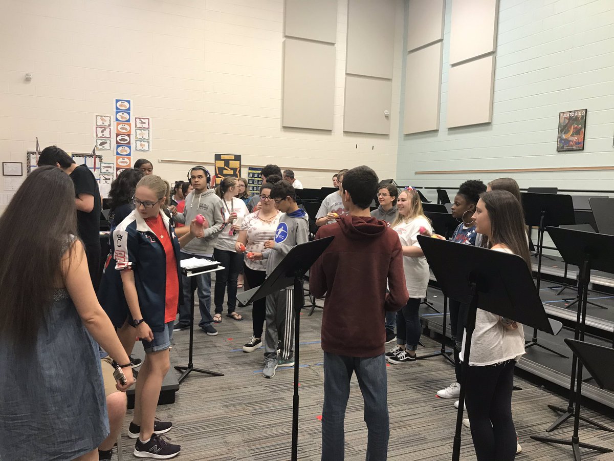 AFHS_unify's tweet image. We had fun today at our first ever music pals lunch! We learned about rhythms by using egg shakers.🎶 🎵