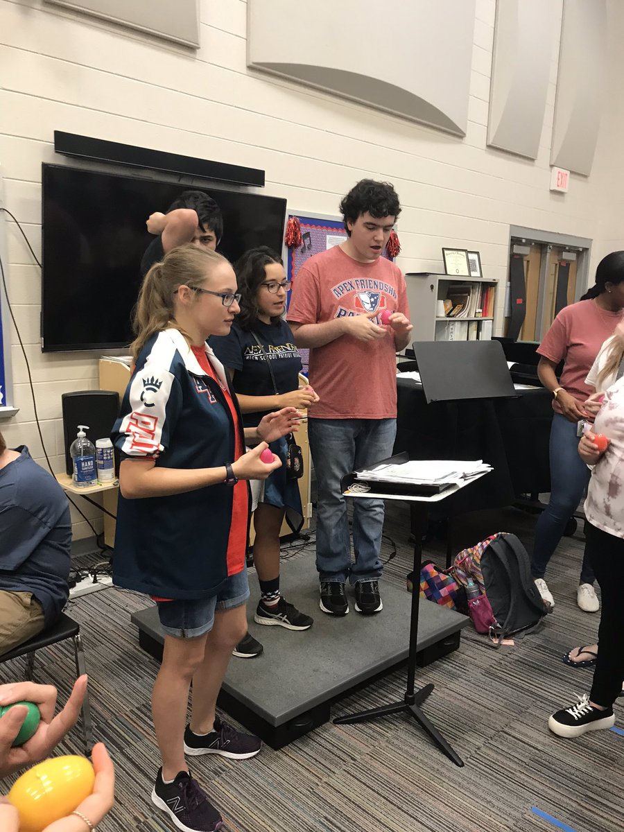 AFHS_unify's tweet image. We had fun today at our first ever music pals lunch! We learned about rhythms by using egg shakers.🎶 🎵