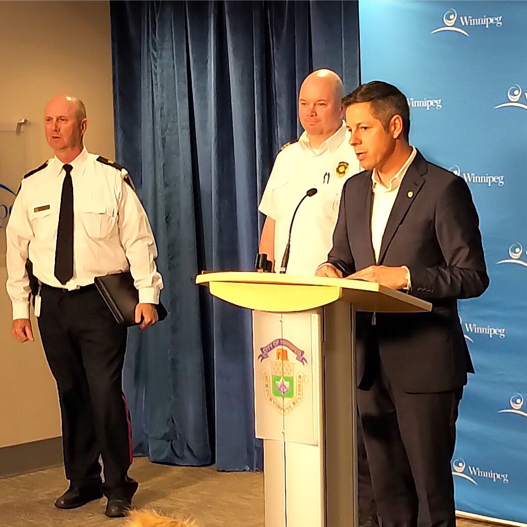 BrianTDBowman's tweet photo. Please avoid non-essential travel in the City of Winnipeg today, and if you see damaged or fallen power lines, stay away and call 911. Treat all lines as energized. #mbstorm More/ongoing updates at>> @cityofwinnipeg @wpgpolice @manitobahydro https://t.co/Fsq8rgQHYB
