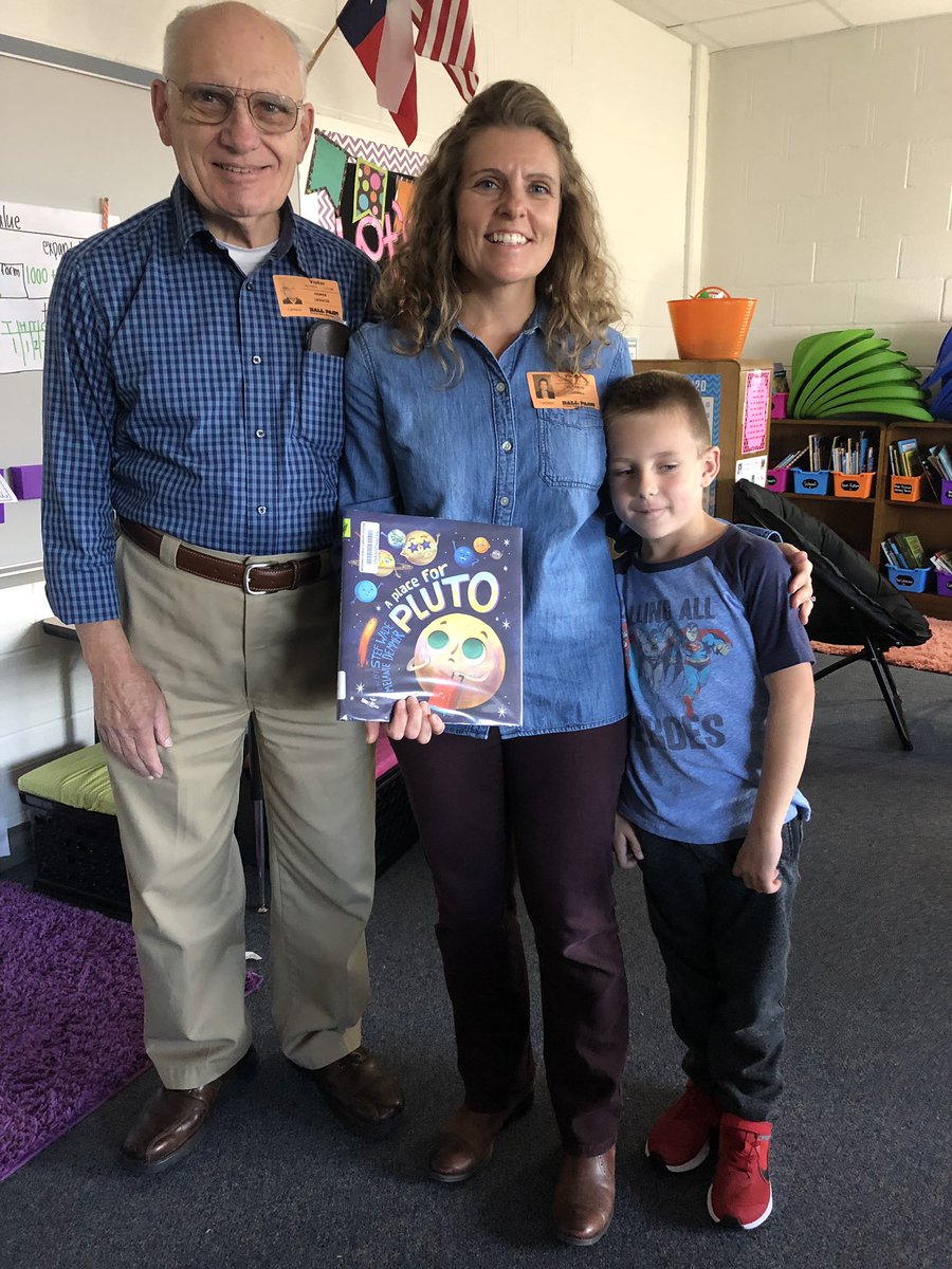taylor_brewer16's tweet photo. Thank you Mrs. Darnell for being our mystery reader today! We enjoyed learning about Pluto 😊#webblc https://t.co/Oz3Bncd5OB