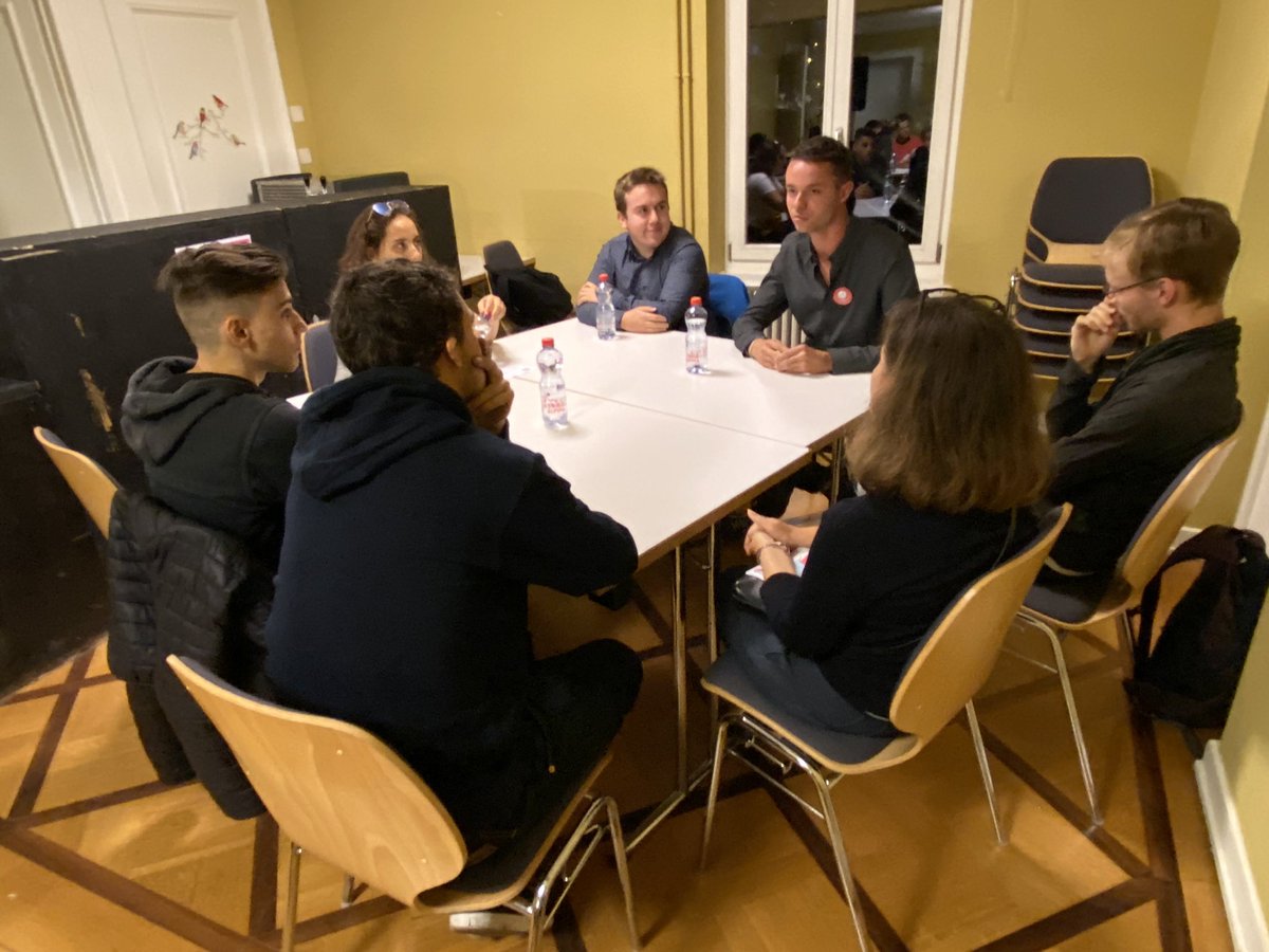CdjNyon's tweet photo. Les #SpeedDebating ont commencé! Uberisation, environnement, égalité entre les hommes et les femmes et AVS: des sujets d’actualité pour encourager les jeunes à voter!
#jevote #participation #jeunesse #notrevoix https://t.co/O25Yzghetk