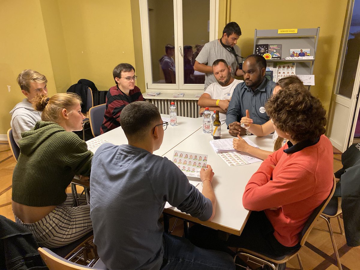 CdjNyon's tweet photo. Les #SpeedDebating ont commencé! Uberisation, environnement, égalité entre les hommes et les femmes et AVS: des sujets d’actualité pour encourager les jeunes à voter!
#jevote #participation #jeunesse #notrevoix https://t.co/O25Yzghetk