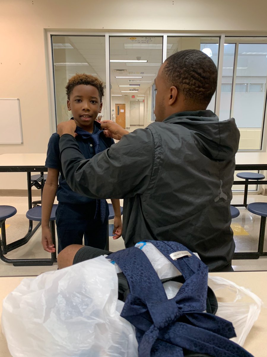 Morehouse_SAAC's tweet photo. Community Engagement Alert🚨:
On Tuesday #Morehouse ⚾️participated in the Munch N Lunch event at Dunbar elementary school. They spent two hours engaging students during all lunch sessions and talked about attire, while teaching them how to tie a tie.
#MHCSAAC #MorehouseServes https://t.co/IsUCq5SDTc