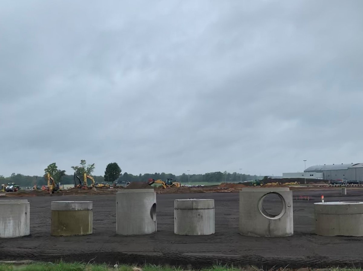 SBNairport's tweet photo. Have you noticed the construction taking place as you enter the front drive of the airport? This is part of Phase 1 of our renovation project: a new parking lot with 249 new spaces!🚗 For more information on this renovation visit https://t.co/7OraxH6B1J
#SBNupdates #flySBN https://t.co/RzBZSEj7qO