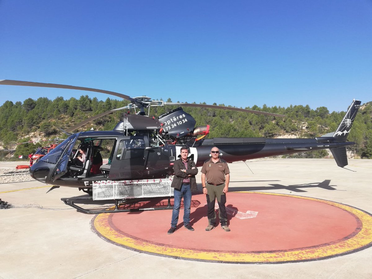 Plan_INFOCAM's tweet photo. El miércoles recibimos en la base de #Albendea #Cuenca a niños del CRA La Guadiela, que fueron guiados por técnicos, preparador físico, #BIFOR, #AAMM y autobomba de #Alcantud. También contamos con la presencia del Delegado de Desarrollo Sostenible de #Cuenca, Rodrigo Molina. https://t.co/sjD8FESxFG