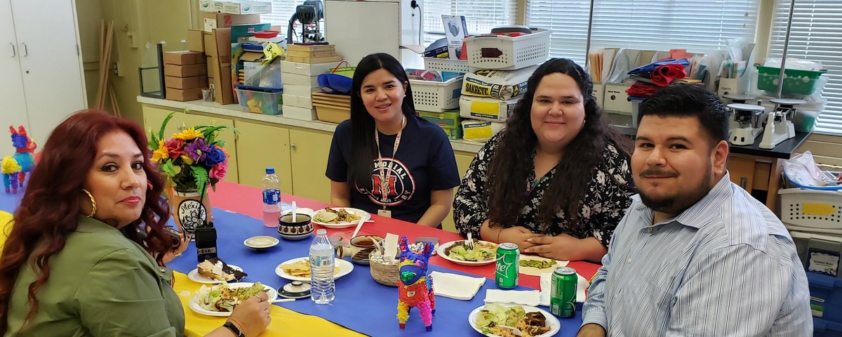 mtgarcia2010's tweet photo. Our @MemorialElm teachers are enjoying a delicious lunch for #HispanicHeritageMonth 
Thank you Ms. Quintana, Ibarra &amp; Jasso for cooking this delicious meal and Ms. Broussard for dessert 
@TeamHISD @HISDFACE Thank you @quel_joel for organizing it! https://t.co/4oToBaztwu