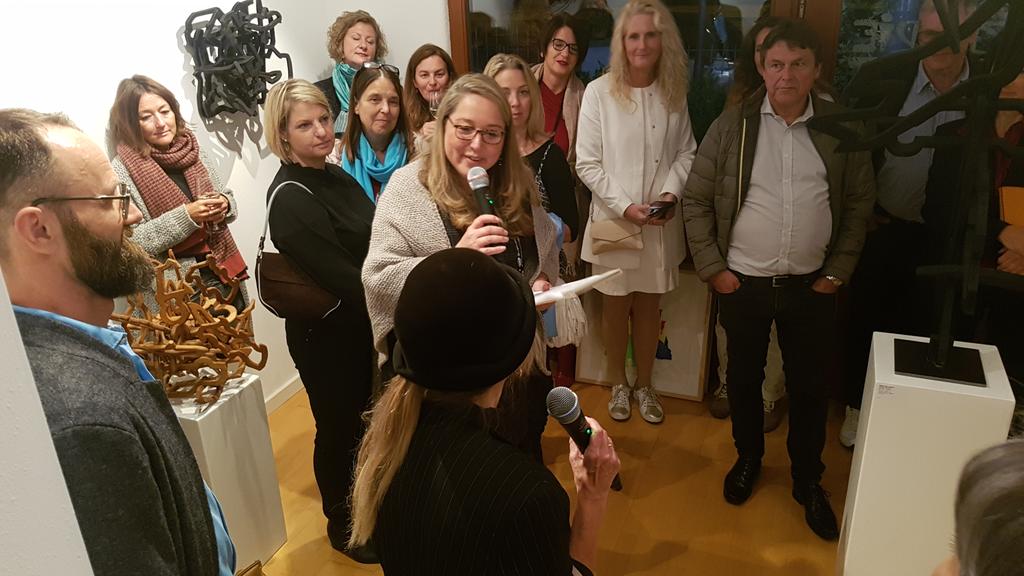 LauraHitti's tweet photo. Die Welt wird nicht lesend sondern hörend verstanden! Das zeigt die Galerie Kunststücke in der heutigen Vernissage mit @HearingNest und  ihren "Hörnestern" und "Hörwolken". Spannend! #soundArtist https://t.co/Vss8xzah2e
