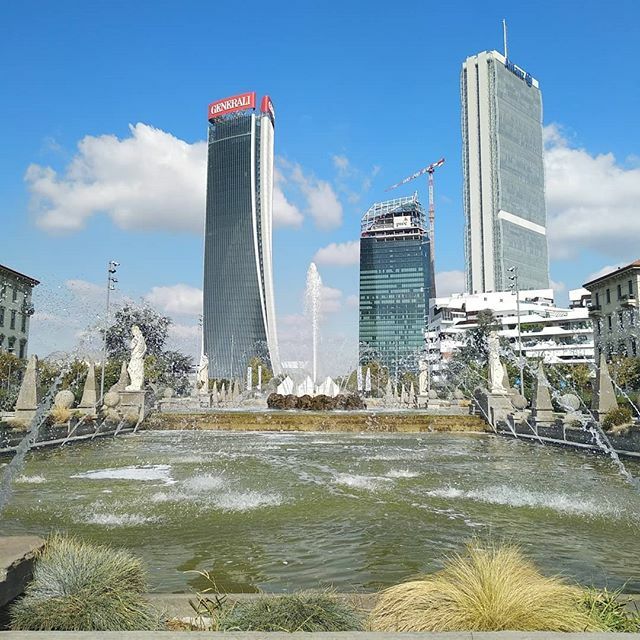 😍 tour the modern Milan with me #milan #italy #milano #italia #architectures #architettura #architetture_italiane #modernarchitecture #citylife #skyscrapers #grattacieli #architettureurbane #architetturemoderne  #ig_lombardia #ig_milano #ig_italy #gu… ift.tt/2nCcXWz