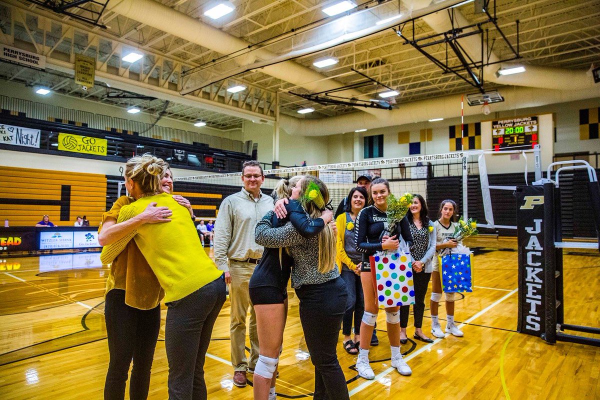 PHSVarsityVball's tweet photo. And a few more! #PHSVBfamily https://t.co/dzefDJV0kq