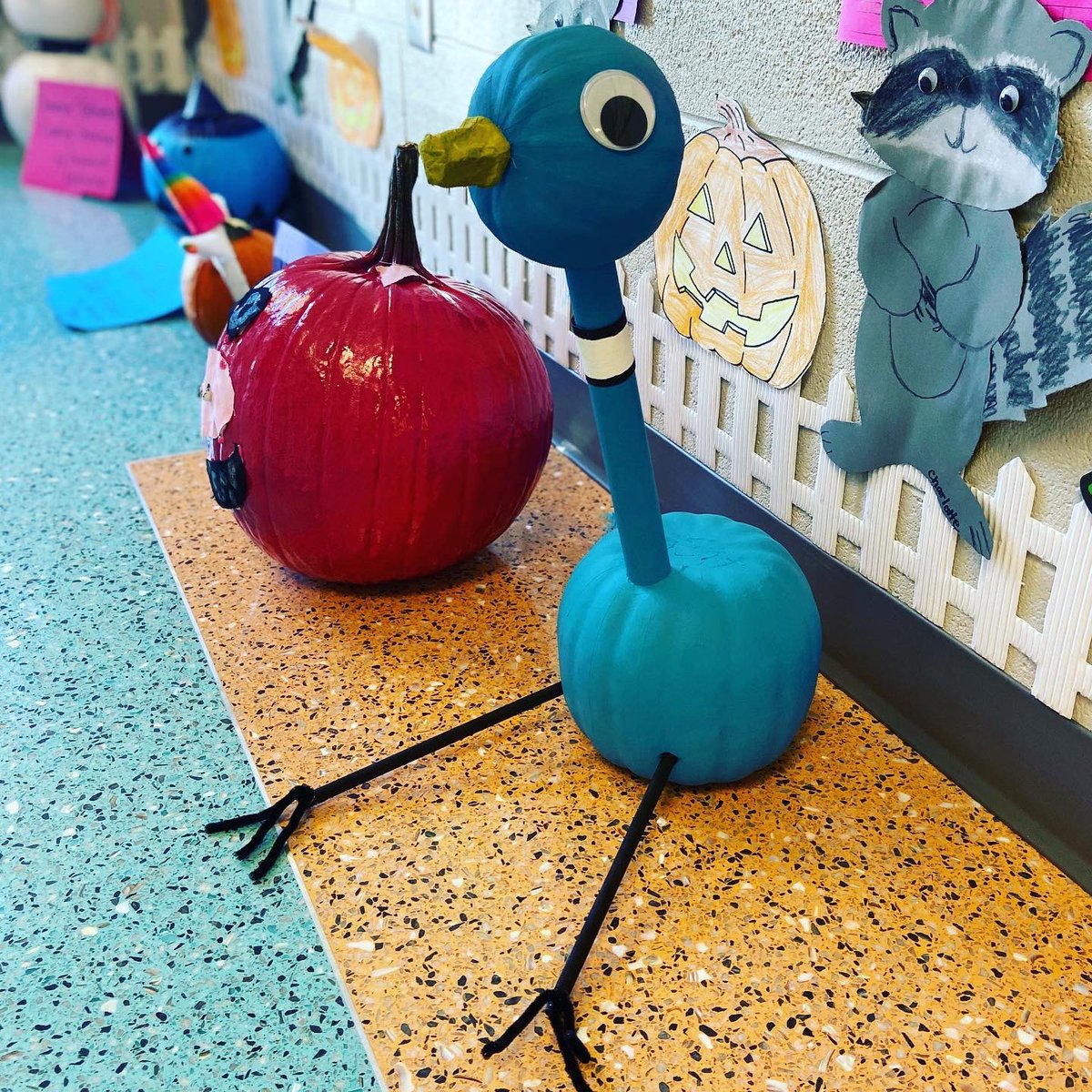 MsRosie_library's tweet image. Pumpkins and books go perfectly together. Love the creations from first grade. 📚😍💜
#psemakes #psemkids #halloween #pumpkins