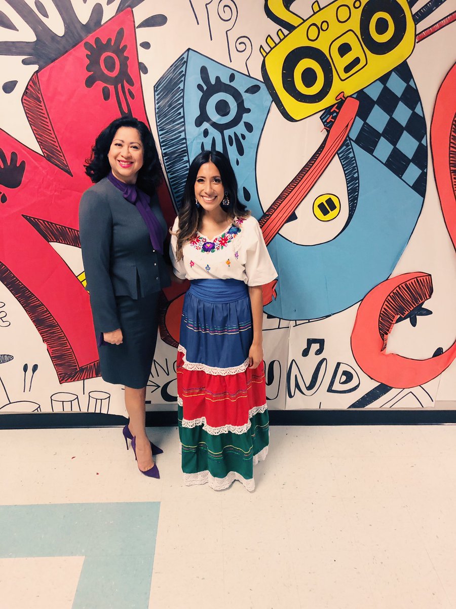 tacoboutkinder's tweet photo. It was such an honor to host the Hispanic Heritage Program this morning and introduce such an amazing woman who is truly an inspiration! She is the definition of #sisepuede !!! #alief #Collinsexplorers @ExplorersCol @AliefISD @DrLauraMurillo #latinas https://t.co/uu4z7cYwou