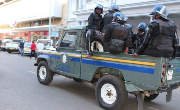 allafrica's tweet photo. Zimbabwe Police Retrains Officers - Minister @HeraldZimbabwe : https://t.co/MPwWKtbwXK #Zimbabwe @PoliceZimbabwe #ZimPolice #HumanRights https://t.co/CpICbSR6AY